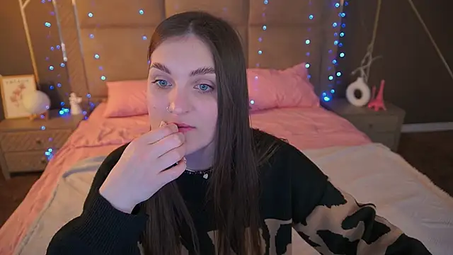 EmmyCharmm online show from February 9, 2026, 6:50 am