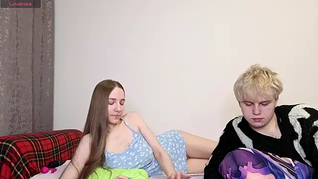 Snapshot of Emily_and_Ilumi chatting on March 1, 2026, 6:32 pm Emily and Ilumi online show from March 1, 2026, 6:32 pm