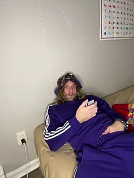 4kUsh2Fashion0 online show from February 3, 2025, 7:42 pm