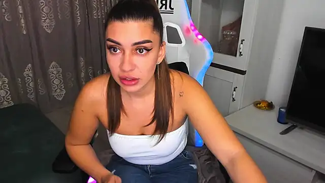Snapshot of EveEvian chatting on January 24, 2025, 3:24 pm EveEvian online show from January 24, 2025, 3:24 pm