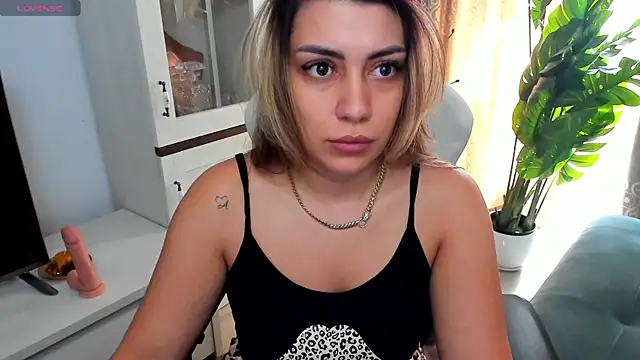 Snapshot of EveEvian chatting on March 16, 2025, 12:11 pm EveEvian online show from March 16, 2025, 12:11 pm
