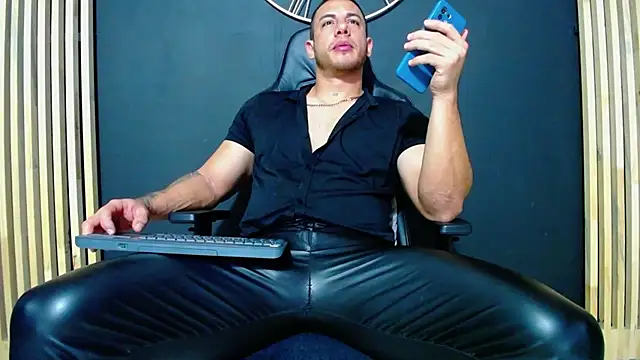 Snapshot of Maxxxpowerful chatting on March 6, 2025, 2:41 am Maxxxpowerful online show from March 6, 2025, 2:41 am