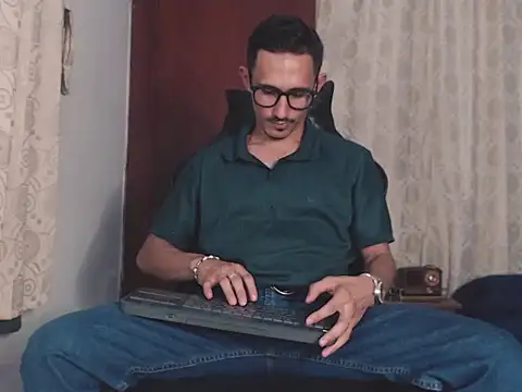 HomeAloneK online show from October 16, 2025, 8:54 pm