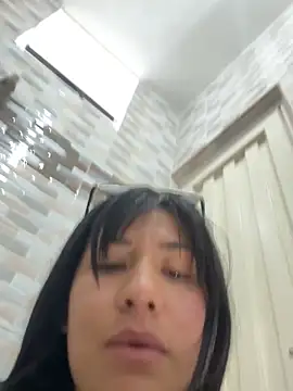 Snapshot of kim_monti chatting on September 28, 2025, 11:21 pm kim monti online show from September 28, 2025, 11:21 pm