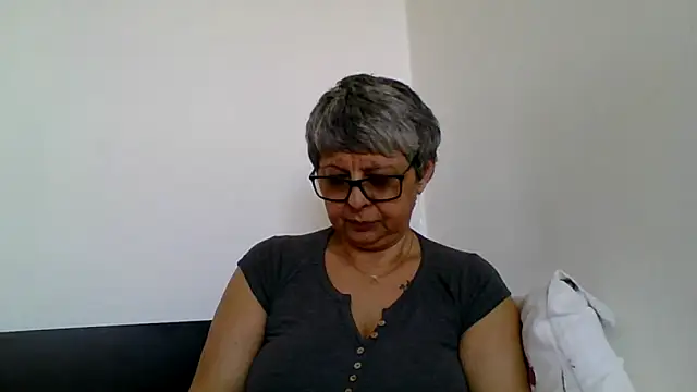 roseblak42 online show from April 7, 2026, 8:04 am