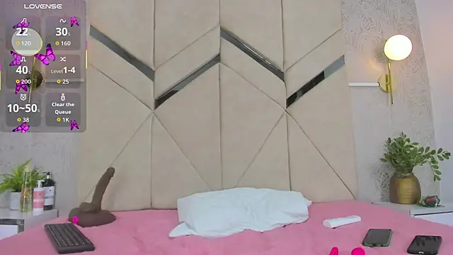 LiaVelez online show from April 17, 2026, 1:58 pm