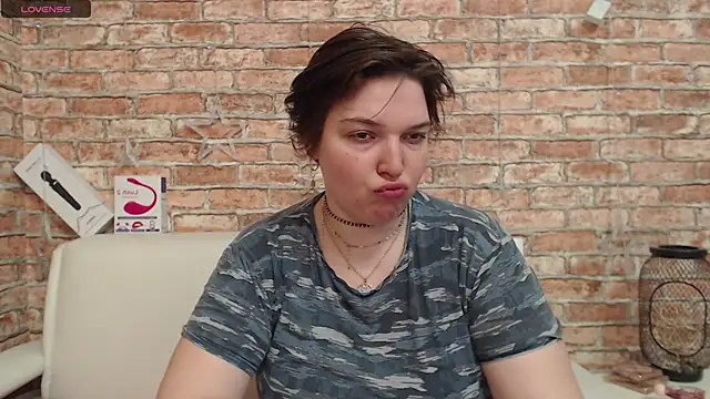 Amelia Kiss  online show from March 5, 2026, 1:01 am