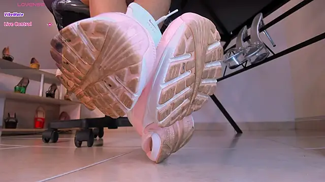 violettastrada online show from March 7, 2025, 7:27 pm