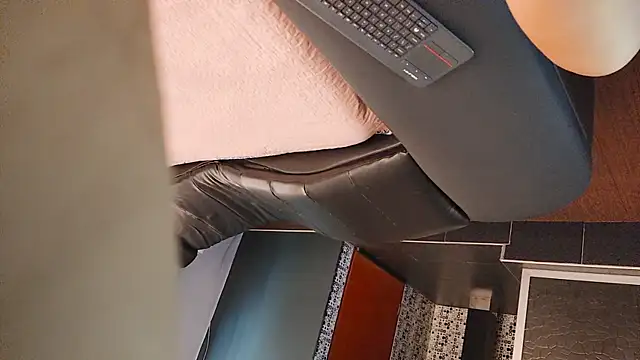 Alaia sam online show from November 7, 2025, 3:34 pm