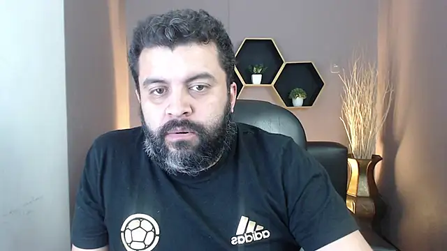 Snapshot of Santi_Ruiz2 chatting on March 21, 2025, 4:29 pm Santi Ruiz2 online show from March 21, 2025, 4:29 pm