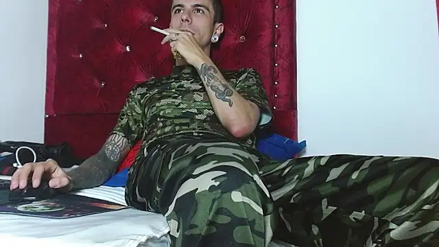 Snapshot of Aaron_BigDickxxx chatting on December 3, 2024, 12:57 am Aaron BigDickxxx online show from December 3, 2024, 12:57 am