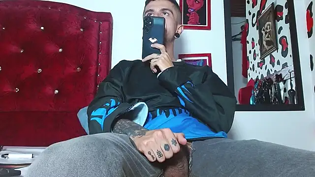 Snapshot of Aaron_BigDickxxx chatting on December 11, 2024, 11:19 am Aaron BigDickxxx online show from December 11, 2024, 11:19 am