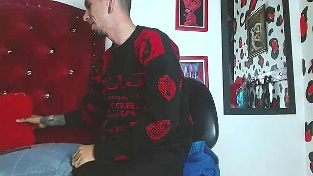 Snapshot of Aaron_BigDickxxx chatting on December 20, 2024, 1:36 am Aaron BigDickxxx online show from December 20, 2024, 1:36 am