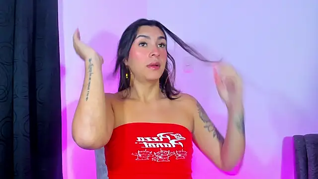 Snapshot of Camila_Coxx chatting on December 15, 2024, 11:09 pm Camila Coxx online show from December 15, 2024, 11:09 pm