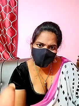 Snapshot of melina214 chatting on December 13, 2024, 5:43 pm melina214 online show from December 13, 2024, 5:43 pm