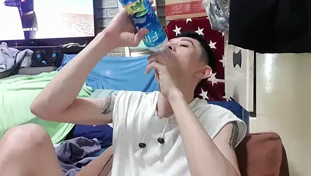 JJjing online show from October 3, 2025, 7:33 pm