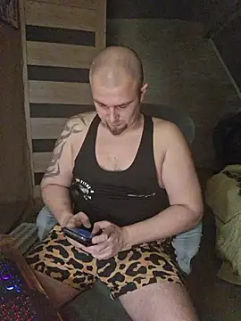 Foxyshaved online show from December 5, 2025, 4:54 am