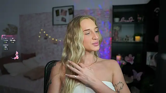 Snapshot of Nicolette__Shea_ chatting on March 9, 2025, 5:06 pm Nicolette Shea online show from March 9, 2025, 5:06 pm