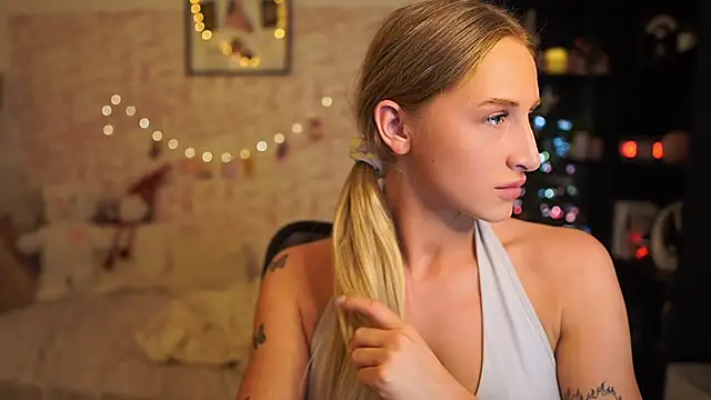 Nicolette  Shea  online show from December 3, 2025, 10:02 am