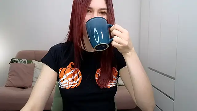 Snapshot of AliciaNewell chatting on October 30, 2025, 6:04 am AliciaNewell online show from October 30, 2025, 6:04 am