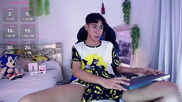 huge armound online show from October 10, 2025, 3:27 am