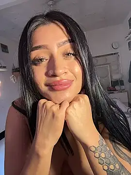 lucianaroy online show from February 10, 2026, 8:46 pm