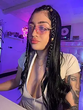 lucianaroy online show from April 19, 2026, 8:22 pm