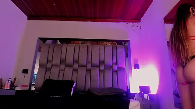 NikkySmiith online show from May 11, 2026, 4:04 pm