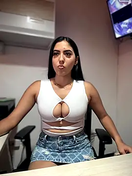 MarianaBenz online show from October 5, 2025, 9:02 pm