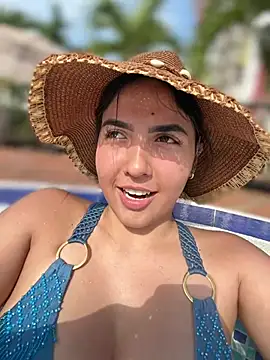 MarianaBenz online show from February 8, 2026, 8:45 pm