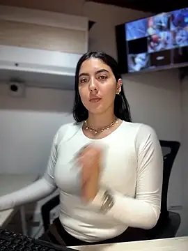 MarianaBenz online show from May 17, 2026, 12:30 am