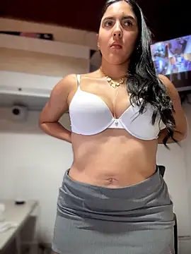 MarianaBenz online show from May 18, 2026, 11:43 pm