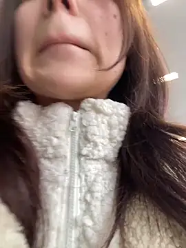 QuitieLia online show from December 5, 2024, 8:11 am