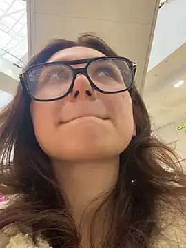 QuitieLia online show from December 8, 2024, 8:20 am