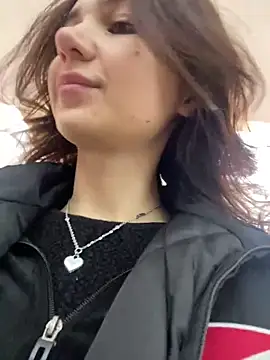 QuitieLia online show from December 10, 2024, 8:19 am