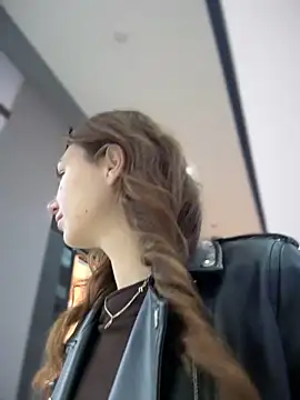 QuitieLia online show from October 3, 2025, 8:22 am