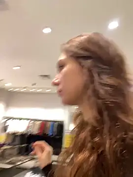 QuitieLia online show from December 21, 2025, 9:27 am