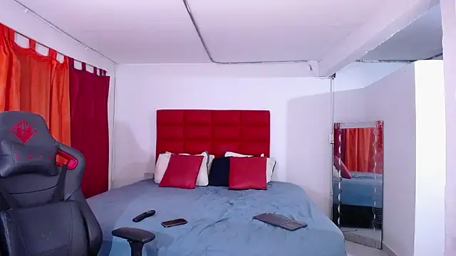 Snapshot of LyonGallego_ chatting on February 25, 2026, 1:48 am LyonGallego online show from February 25, 2026, 1:48 am