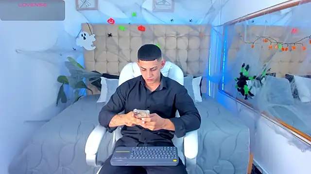 Alex cute77 online show from October 25, 2025, 11:29 am