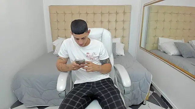 Alex cute77 online show from December 15, 2025, 11:36 am