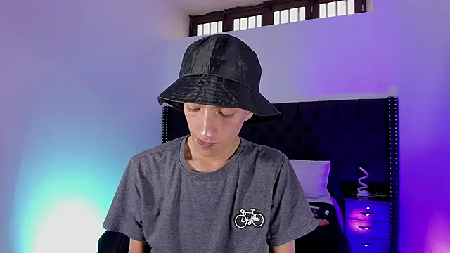 DereckCooperr online show from December 19, 2024, 7:40 pm