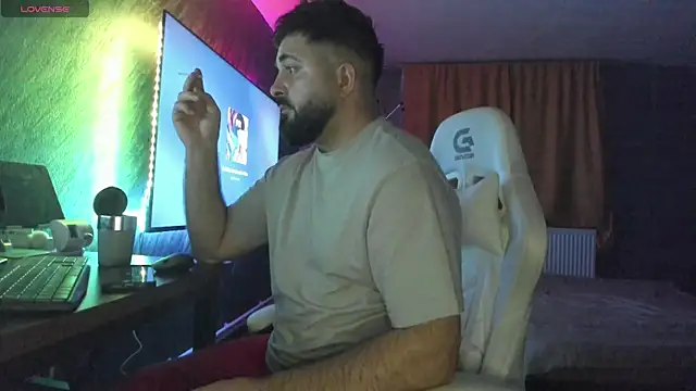 Snapshot of Eduu2322 chatting on December 19, 2025, 10:28 pm Eduu2322 online show from December 19, 2025, 10:28 pm