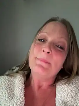 Snapshot of HoneyBluex chatting on May 18, 2026, 6:58 pm HoneyBluex online show from May 18, 2026, 6:58 pm