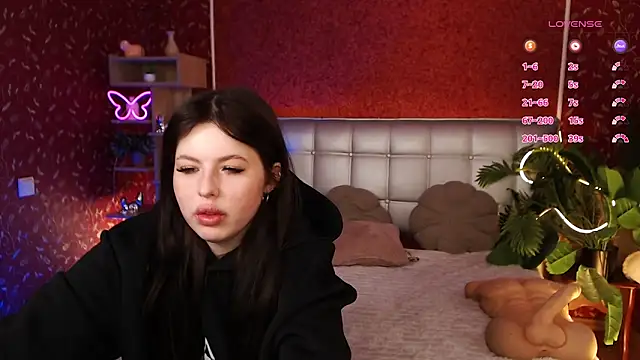 Snapshot of JulieHeets chatting on January 30, 2025, 8:43 am JulieHeets online show from January 30, 2025, 8:43 am