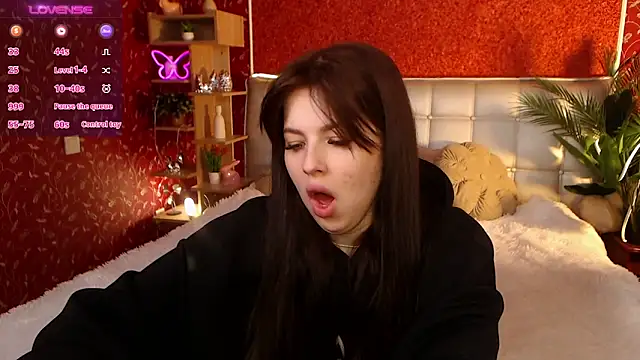 Snapshot of JulieHeets chatting on March 21, 2025, 9:23 am JulieHeets online show from March 21, 2025, 9:23 am