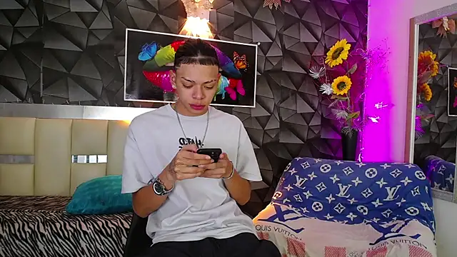 Snapshot of Harry_jhonsson chatting on January 4, 2025, 12:37 am Harry jhonsson online show from January 4, 2025, 12:37 am