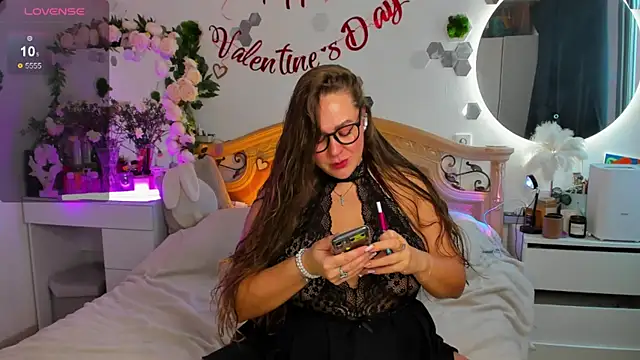 Snapshot of AurorHarris chatting on February 11, 2025, 12:48 pm AurorHarris online show from February 11, 2025, 12:48 pm