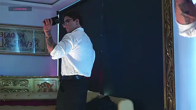 dantecoppolaa  online show from November 2, 2025, 8:33 pm