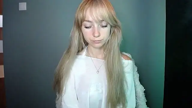 LuciaYoung online show from September 23, 2025, 12:19 pm