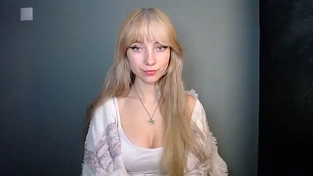 LuciaYoung online show from November 18, 2025, 7:40 pm